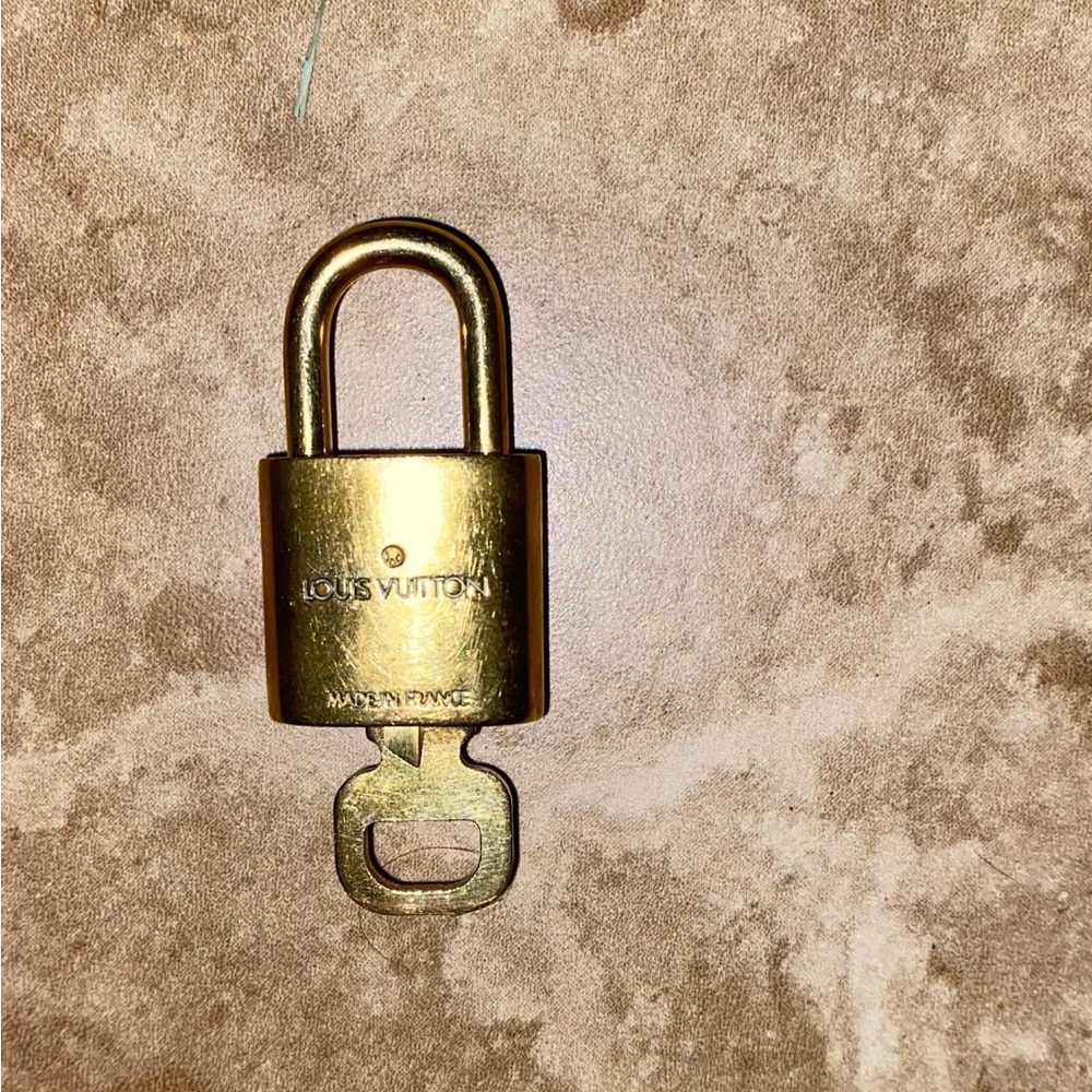 Authenticated Louis Vuitton Lock 🔐 Key with polishing cloth